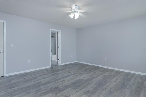 House in Cape Coral, Florida 4 bedrooms, 298.22 sq.m. № 2208159 - photo 13
