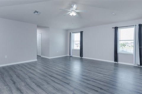 House in Cape Coral, Florida 4 bedrooms, 298.22 sq.m. № 2208159 - photo 18