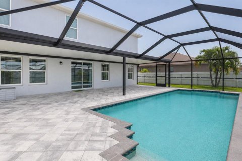 House in Cape Coral, Florida 4 bedrooms, 298.22 sq.m. № 2208159 - photo 26