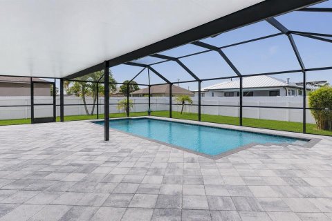 House in Cape Coral, Florida 4 bedrooms, 298.22 sq.m. № 2208159 - photo 27