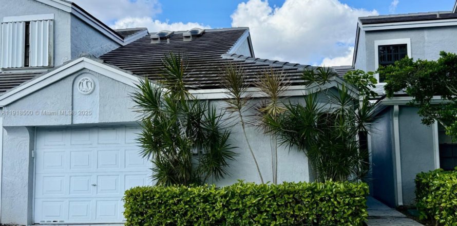 Adosado en Tamarac, Florida 2 dormitorios, 101.45 m2 № 1975004