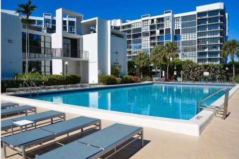 Condominio en venta en Hallandale Beach, Florida, 3 dormitorios, 132.85 m2 № 1697773 - foto 24
