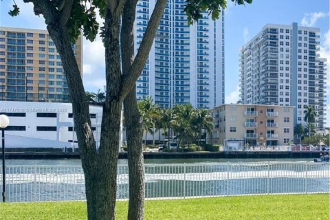 Condominio en venta en Hallandale Beach, Florida, 3 dormitorios, 132.85 m2 № 1697773 - foto 1