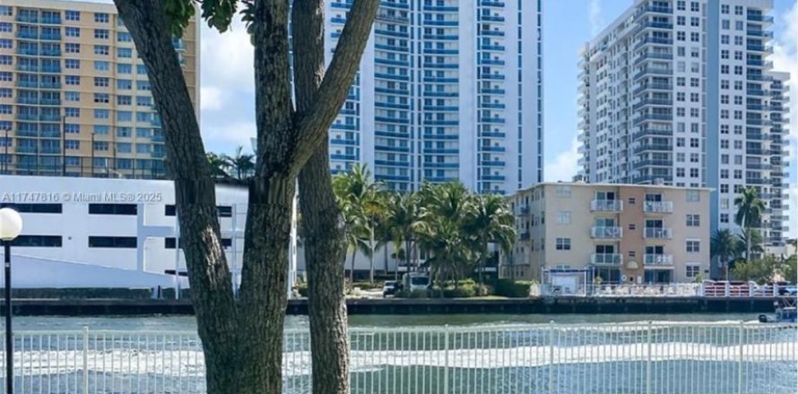 Condominio en Hallandale Beach, Florida, 3 dormitorios  № 1697773