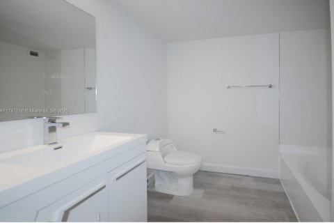 Condominio en venta en Hallandale Beach, Florida, 3 dormitorios, 132.85 m2 № 1697773 - foto 22