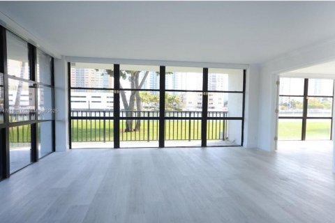 Condominio en venta en Hallandale Beach, Florida, 3 dormitorios, 132.85 m2 № 1697773 - foto 4