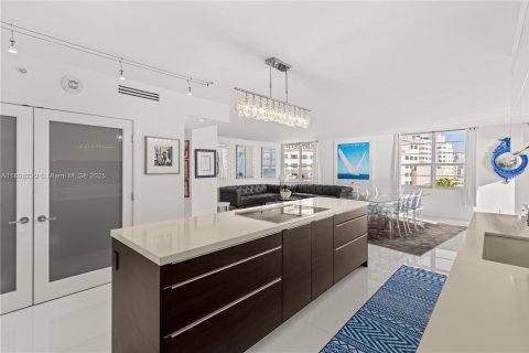 Condo in Miami Beach, Florida, 4 bedrooms № 1949886 - photo 17