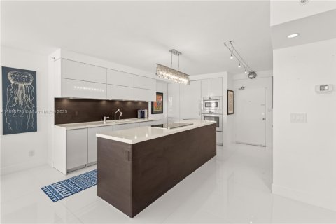 Condo in Miami Beach, Florida, 4 bedrooms № 1949886 - photo 18