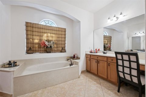 House in Winter Garden, Florida 5 bedrooms, 285.95 sq.m. № 2313423 - photo 24