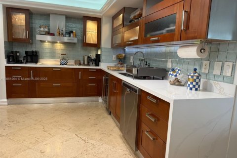 Condo in Bay Harbor Islands, Florida, 2 bedrooms  № 1891423 - photo 13