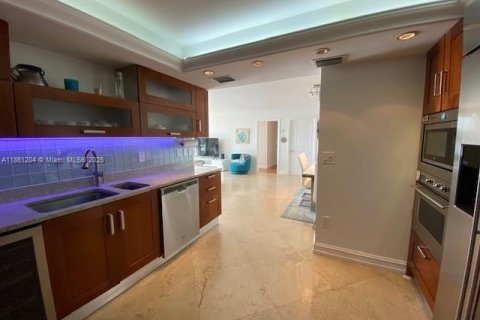 Condo in Bay Harbor Islands, Florida, 2 bedrooms  № 1891423 - photo 15