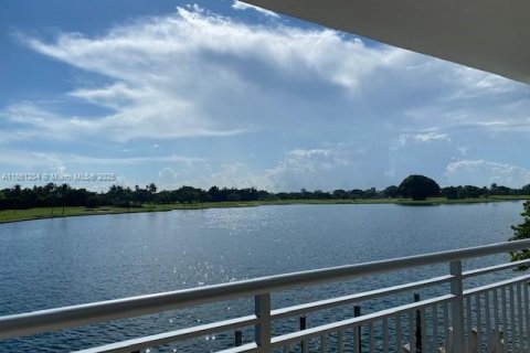 Condo in Bay Harbor Islands, Florida, 2 bedrooms  № 1891423 - photo 3