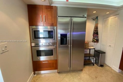 Condo in Bay Harbor Islands, Florida, 2 bedrooms  № 1891423 - photo 17