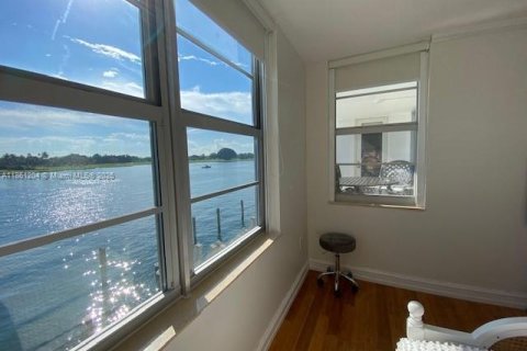 Condo in Bay Harbor Islands, Florida, 2 bedrooms  № 1891423 - photo 20
