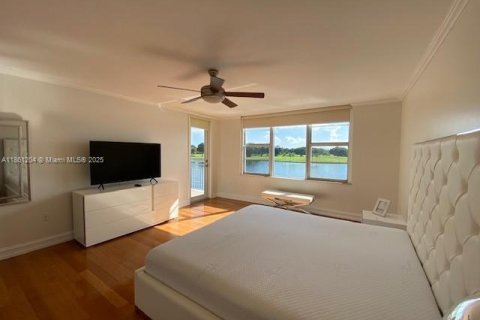 Condo in Bay Harbor Islands, Florida, 2 bedrooms  № 1891423 - photo 24