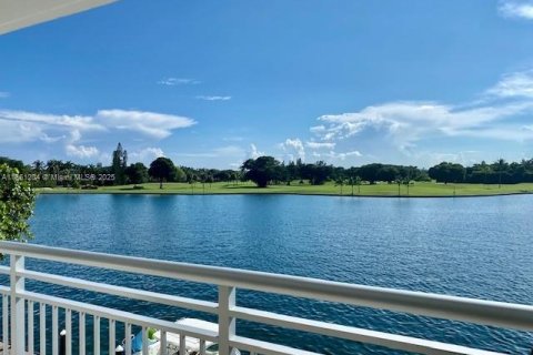 Condo in Bay Harbor Islands, Florida, 2 bedrooms  № 1891423 - photo 2