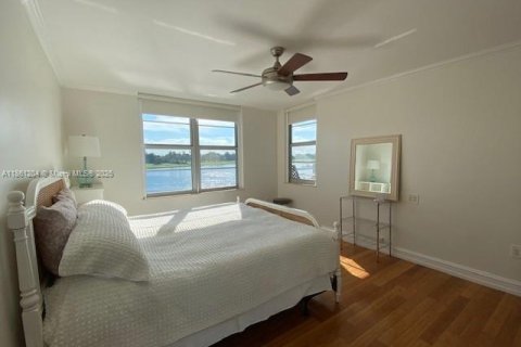 Condo in Bay Harbor Islands, Florida, 2 bedrooms  № 1891423 - photo 18