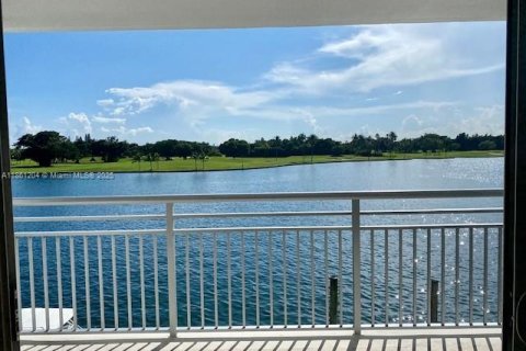 Condo in Bay Harbor Islands, Florida, 2 bedrooms  № 1891423 - photo 1