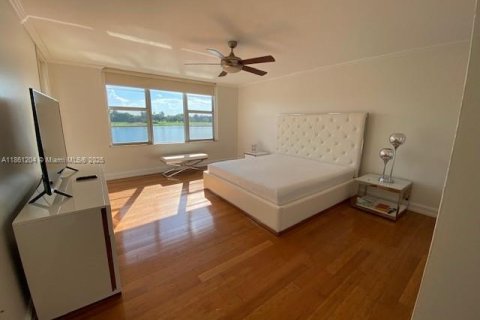 Condo in Bay Harbor Islands, Florida, 2 bedrooms  № 1891423 - photo 30