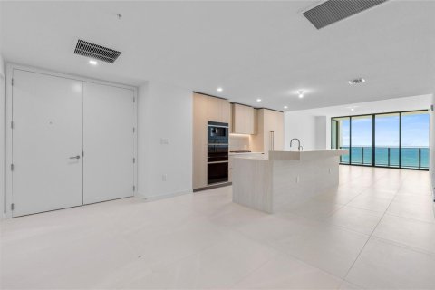 Condo in Pompano Beach, Florida, 3 bedrooms  № 2191459