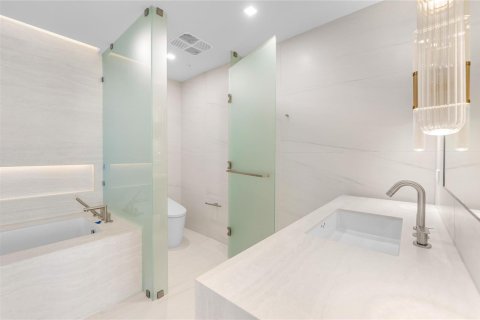 Condo in Pompano Beach, Florida, 3 bedrooms  № 2191459 - photo 16