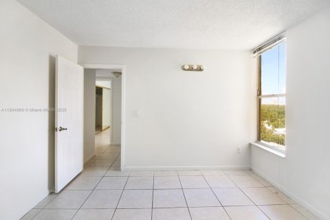 Condo in North Miami, Florida, 2 bedrooms  № 1955961 - photo 7