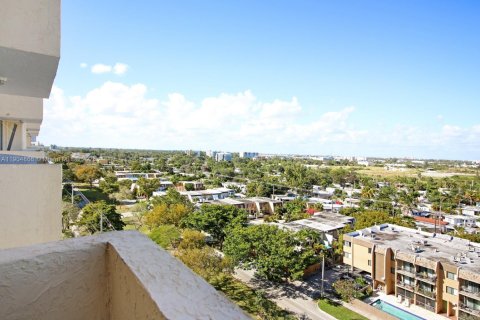 Condo in North Miami, Florida, 2 bedrooms  № 1955961 - photo 14