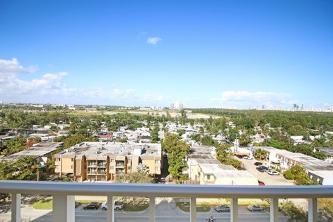 Condo in North Miami, Florida, 2 bedrooms  № 1955961 - photo 17