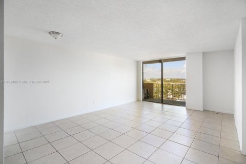 Condo in North Miami, Florida, 2 bedrooms  № 1955961 - photo 19