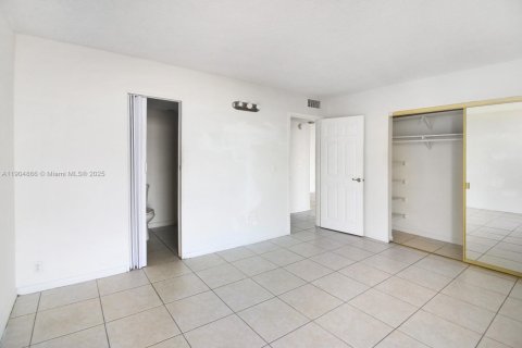 Condo in North Miami, Florida, 2 bedrooms  № 1955961 - photo 12