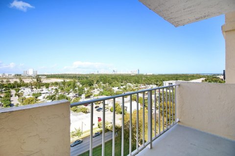 Condo in North Miami, Florida, 2 bedrooms  № 1955961 - photo 20