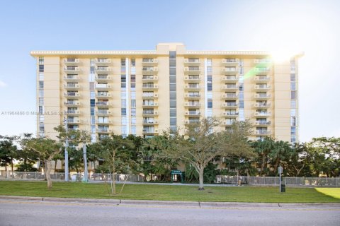 Condo in North Miami, Florida, 2 bedrooms  № 1955961 - photo 1
