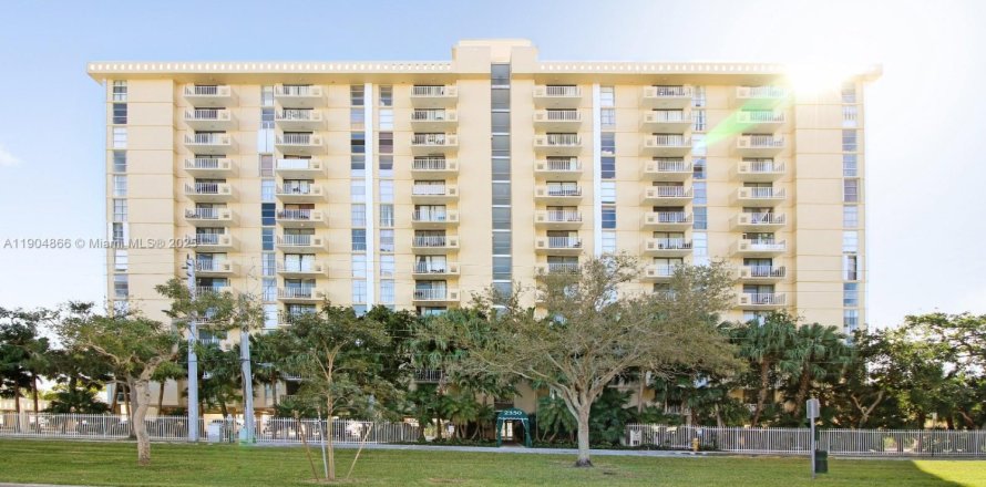 Condo in North Miami, Florida, 2 bedrooms № 1955961