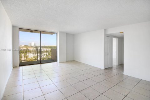 Condo in North Miami, Florida, 2 bedrooms  № 1955961 - photo 2