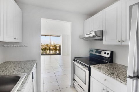 Condo in North Miami, Florida, 2 bedrooms  № 1955961 - photo 10