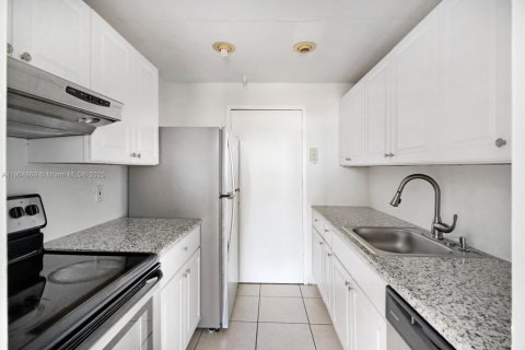 Condo in North Miami, Florida, 2 bedrooms  № 1955961 - photo 5