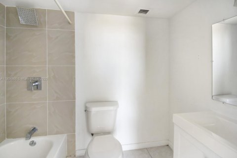 Condo in North Miami, Florida, 2 bedrooms  № 1955961 - photo 6