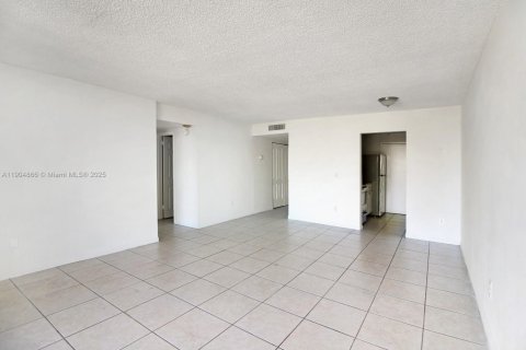 Condo in North Miami, Florida, 2 bedrooms  № 1955961 - photo 16