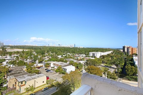 Condo in North Miami, Florida, 2 bedrooms  № 1955961 - photo 18