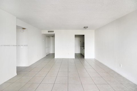 Condo in North Miami, Florida, 2 bedrooms  № 1955961 - photo 13