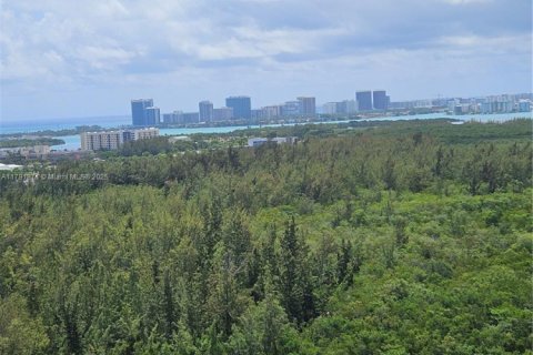 Condo in North Miami, Florida, 2 bedrooms  № 1861253 - photo 22