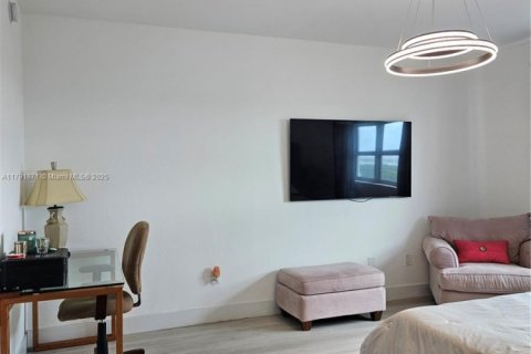 Condo in North Miami, Florida, 2 bedrooms  № 1861253 - photo 11