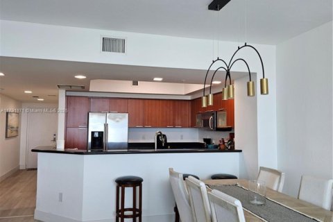 Condo in North Miami, Florida, 2 bedrooms  № 1861253 - photo 4