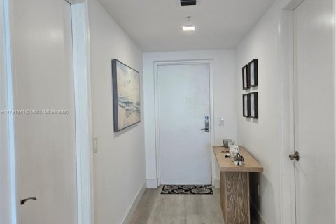 Condo in North Miami, Florida, 2 bedrooms  № 1861253 - photo 3
