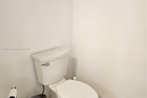 Condo in North Miami, Florida, 2 bedrooms  № 1861253 - photo 16