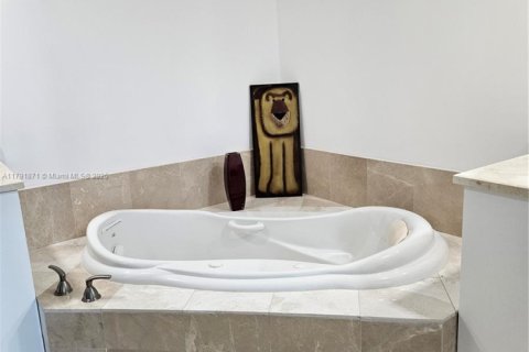 Condo in North Miami, Florida, 2 bedrooms  № 1861253 - photo 15