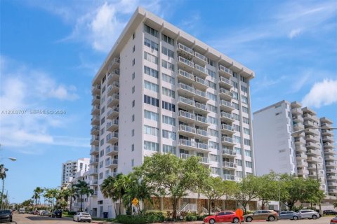 Copropriété à vendre à Miami Beach, Floride: 1 chambre, 66.7 m2 № 2069520 - photo 2
