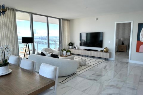 Condo in Miami, Florida, 3 bedrooms  № 2027517 - photo 2