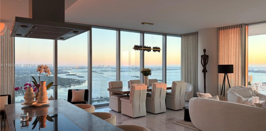 Condo in Miami, Florida, 3 bedrooms  № 2027517