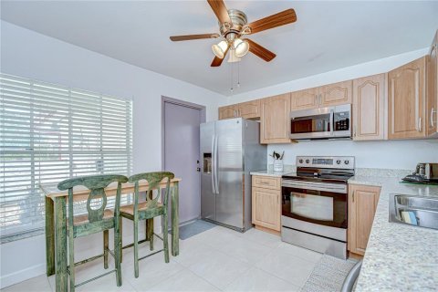 House in Temple Terrace, Florida 3 bedrooms, 121.52 sq.m. № 1902779 - photo 11